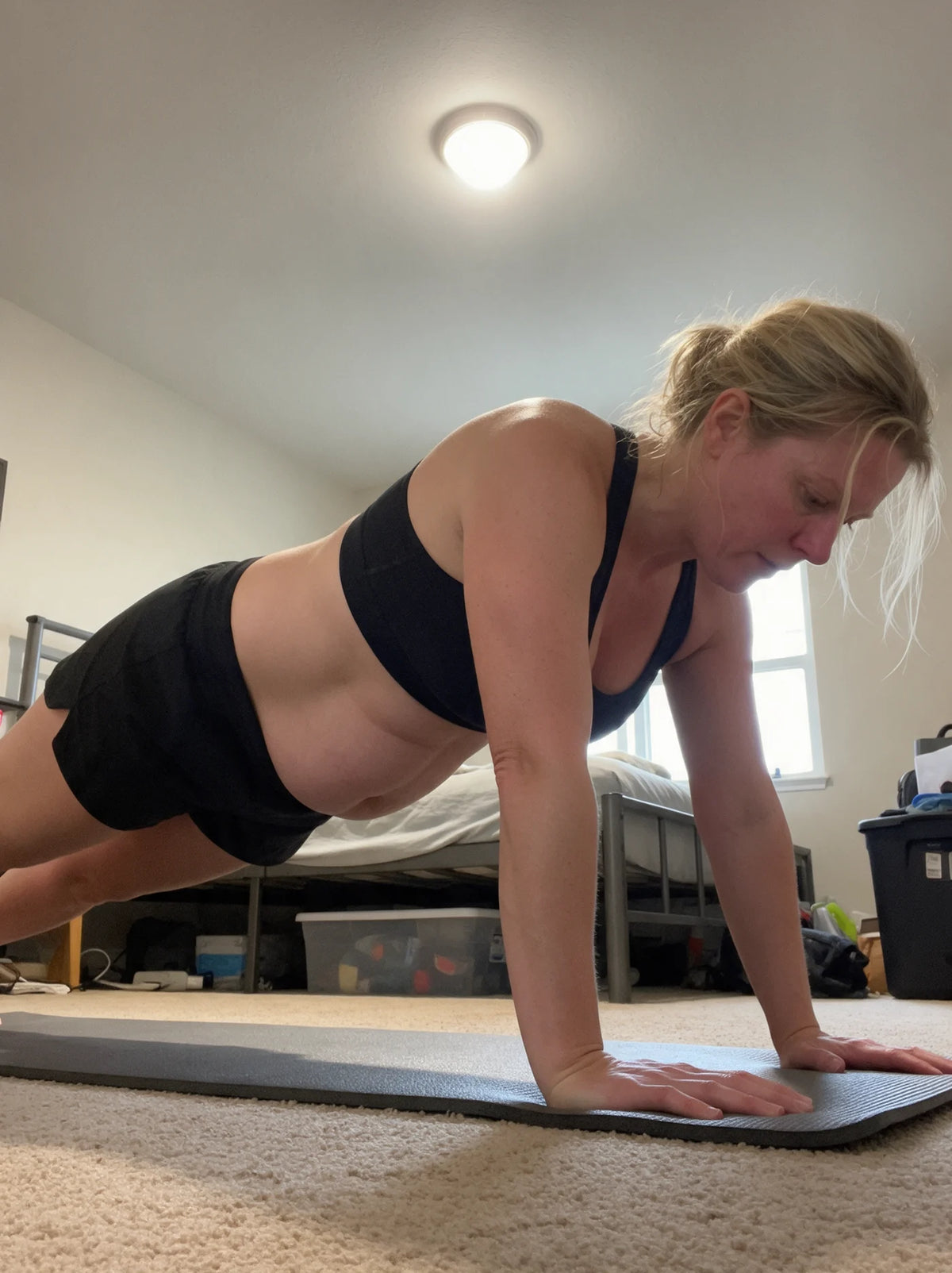 Femme en position de gainage, ventre visible de profil